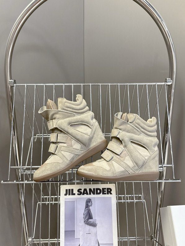 Кроссовки женские