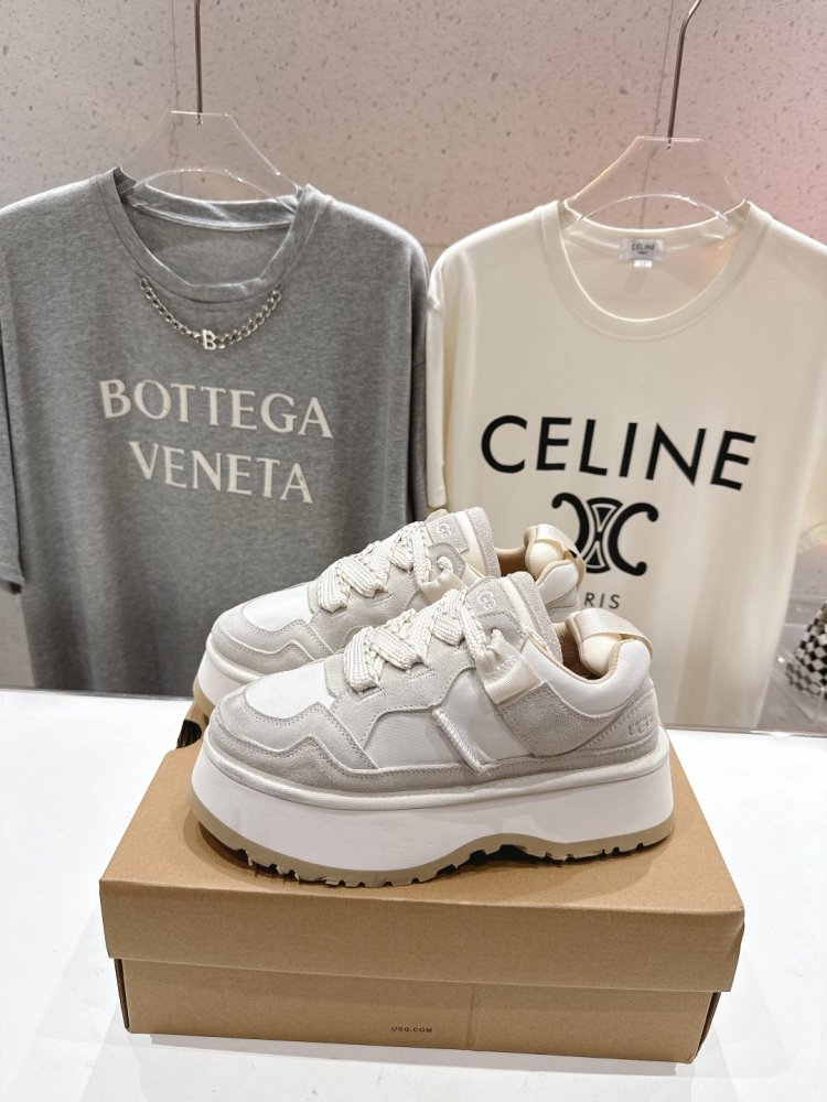 Кросівки жіночі