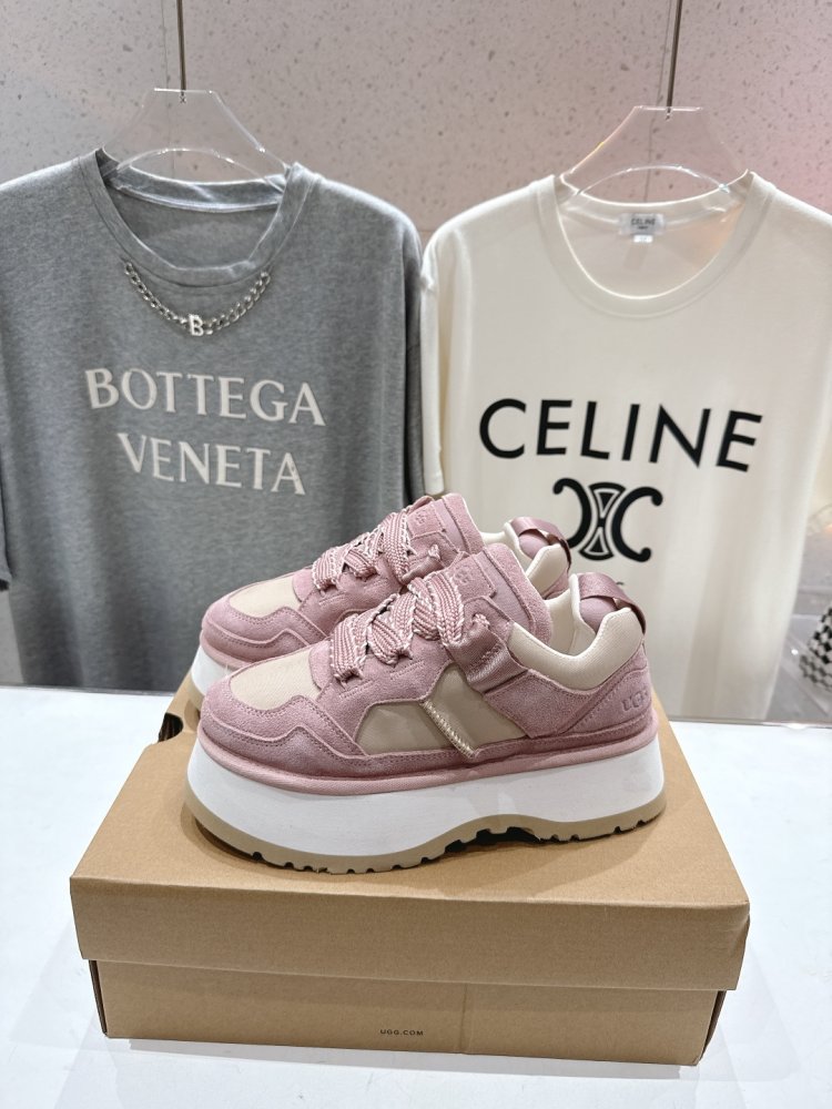 Кросівки жіночі