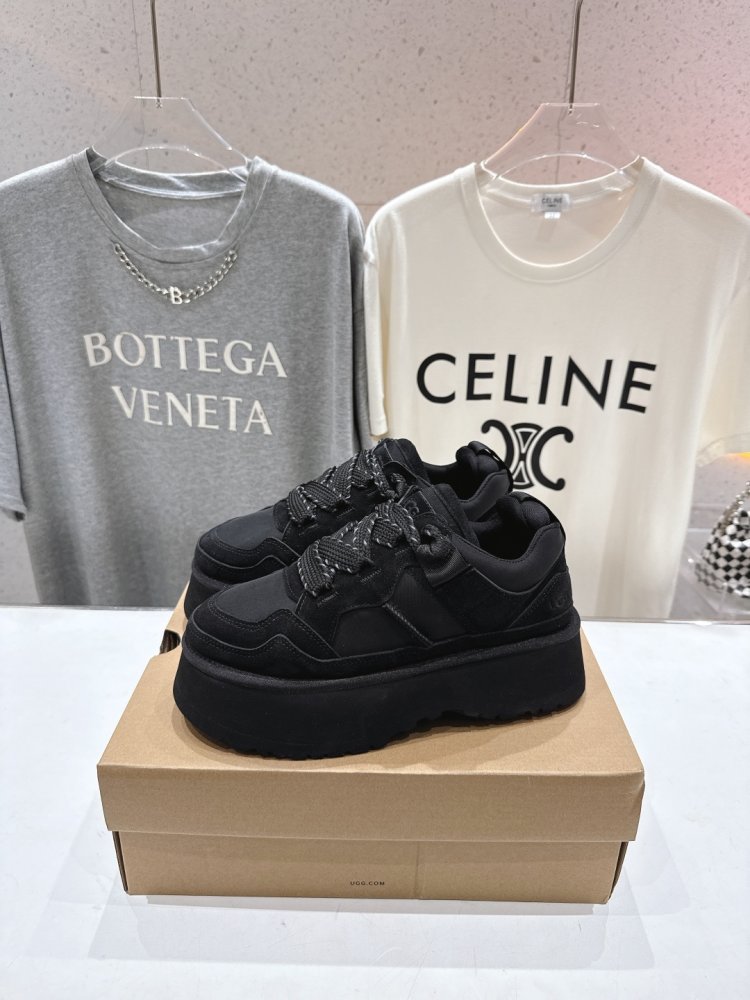 Кросівки жіночі