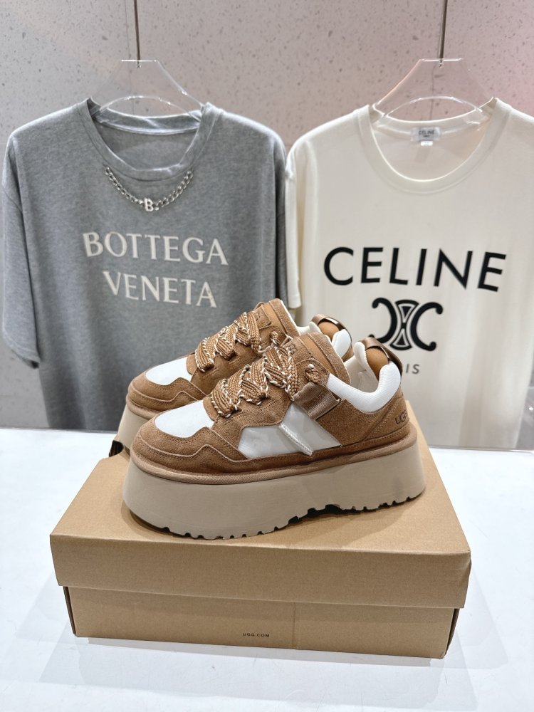 Кросівки жіночі