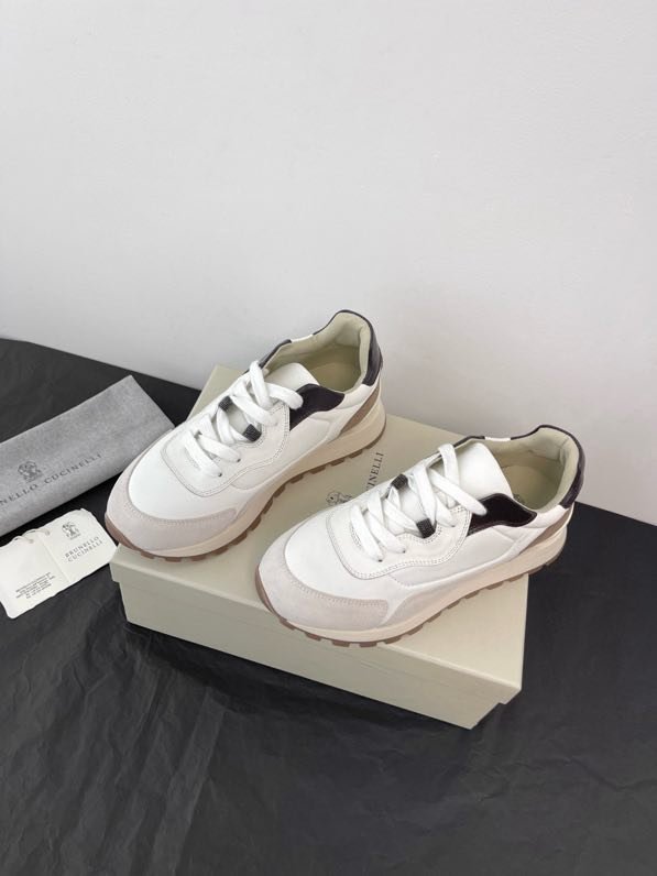 Кроссовки женские