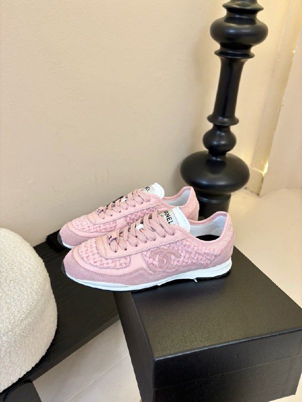 Кроссовки женские