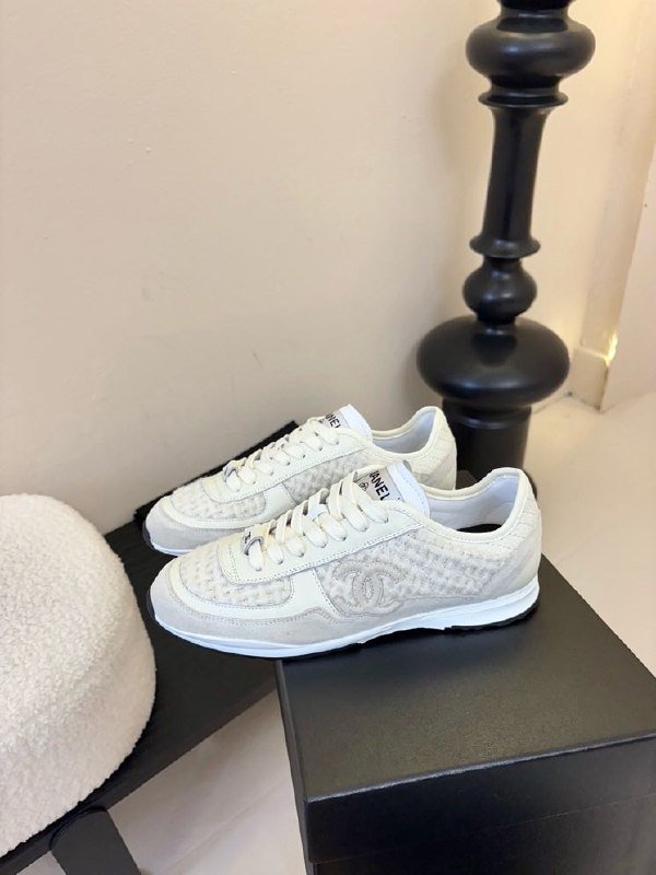 Кроссовки женские