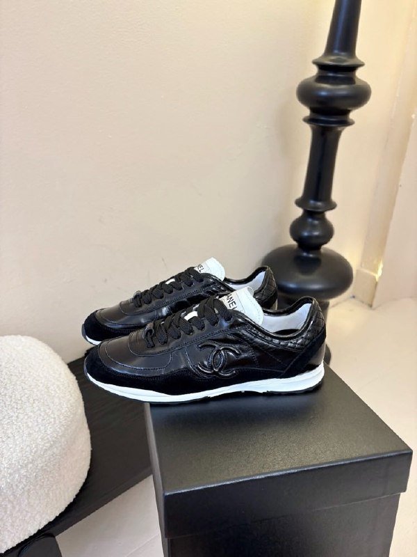 Кроссовки женские