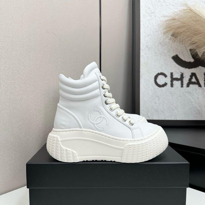 Кросівки жіночі