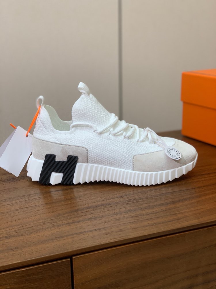 Кросівки жіночі