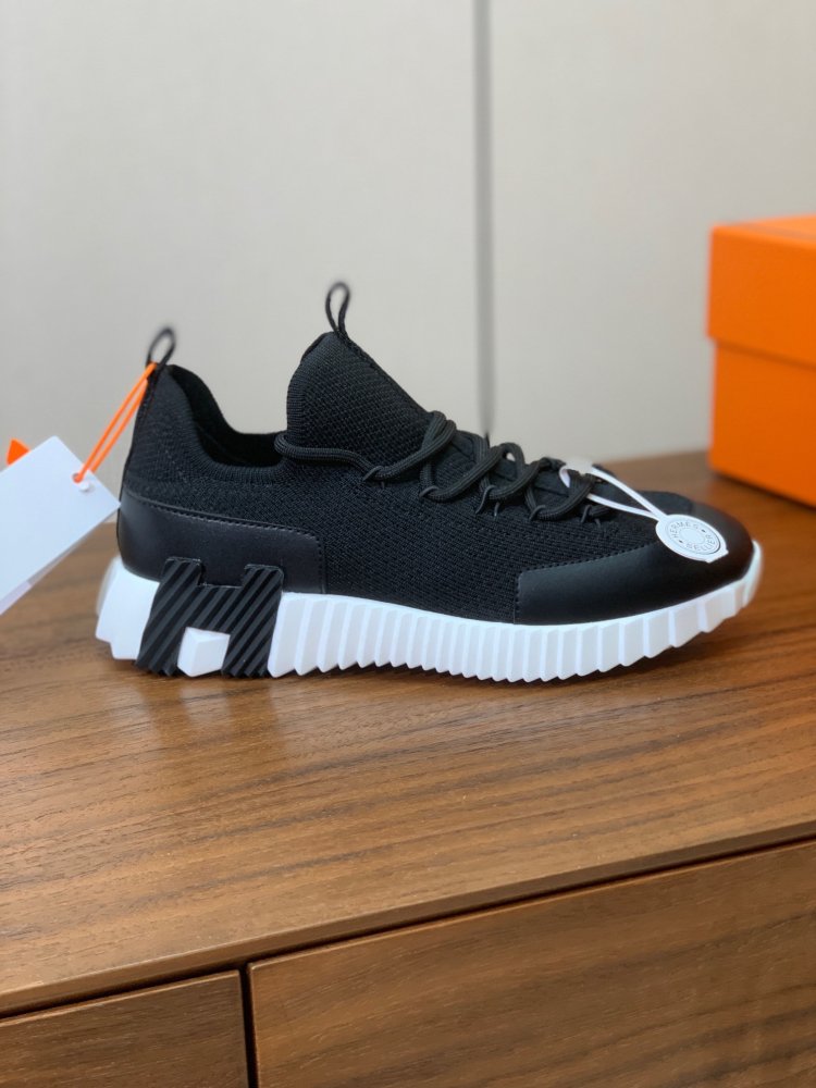 Кросівки жіночі