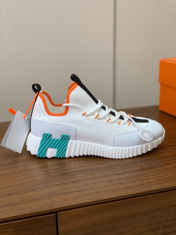 Кросівки жіночі