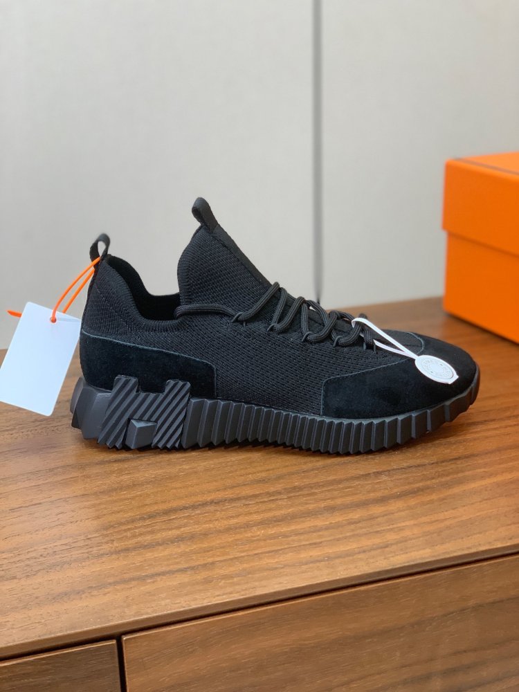 Кросівки жіночі