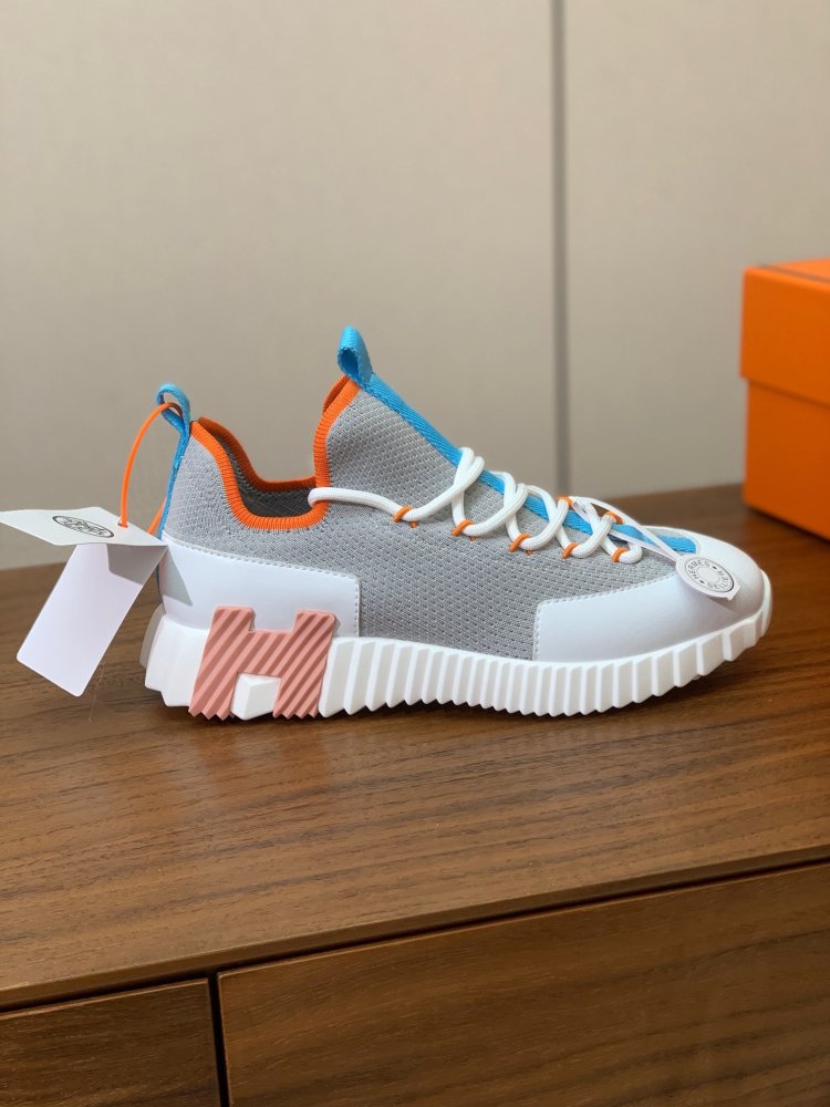 Кросівки жіночі