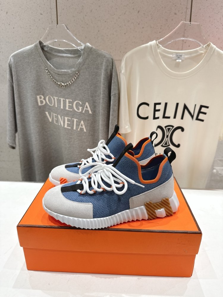 Кросівки жіночі