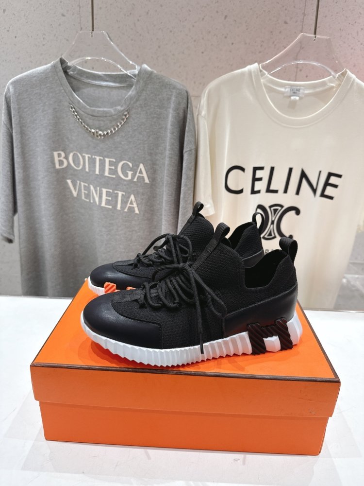 Кросівки жіночі