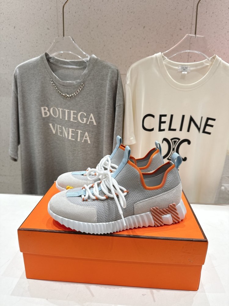 Кросівки жіночі