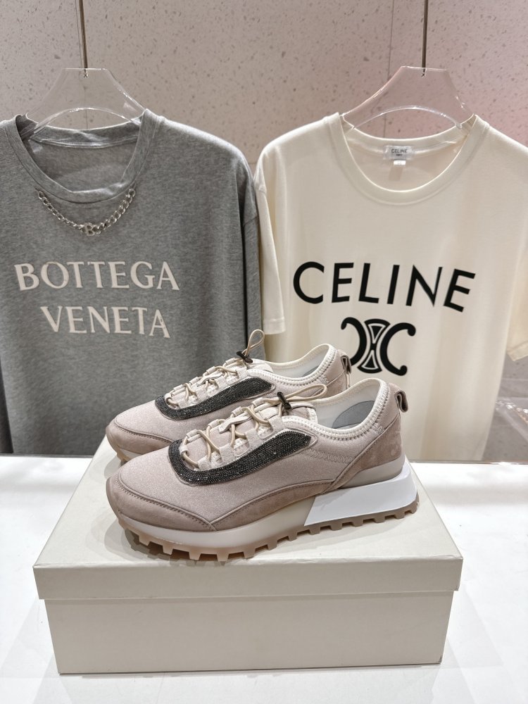 Кросівки жіночі