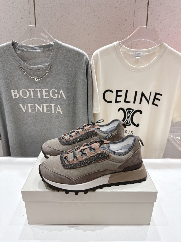 Кросівки жіночі