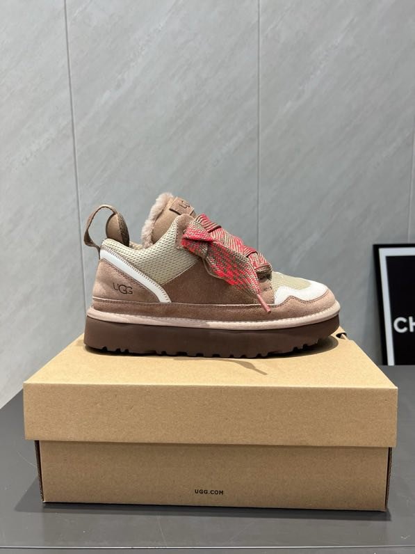 Кроссовки женские