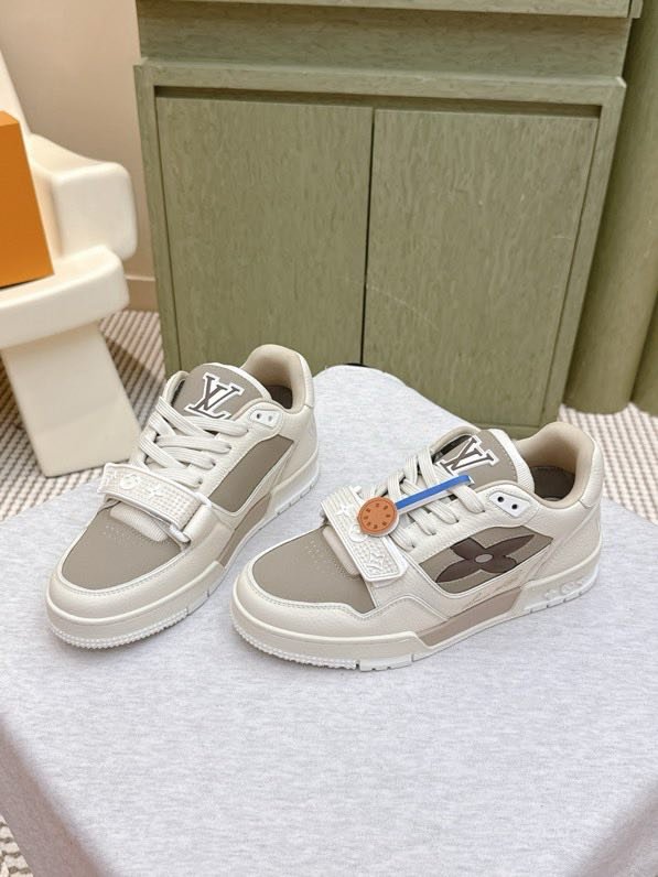 Кроссовки женские