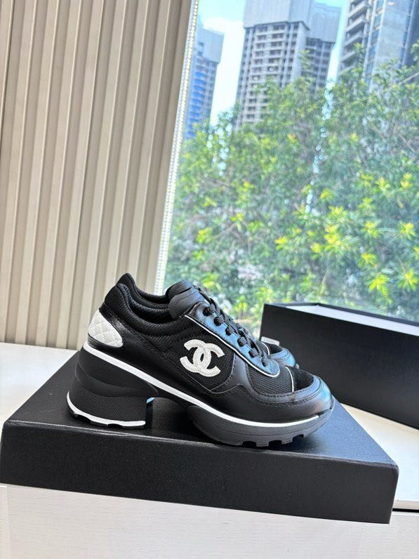 Кроссовки женские