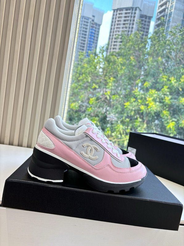 Кроссовки женские