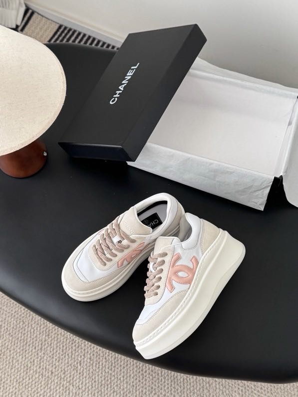 Кроссовки женские