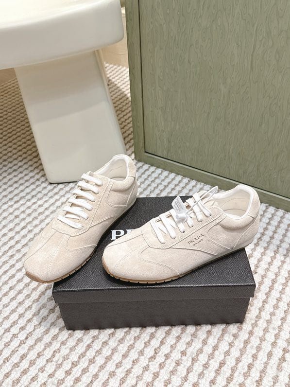 Кросівки жіночі