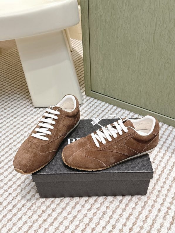 Кроссовки женские