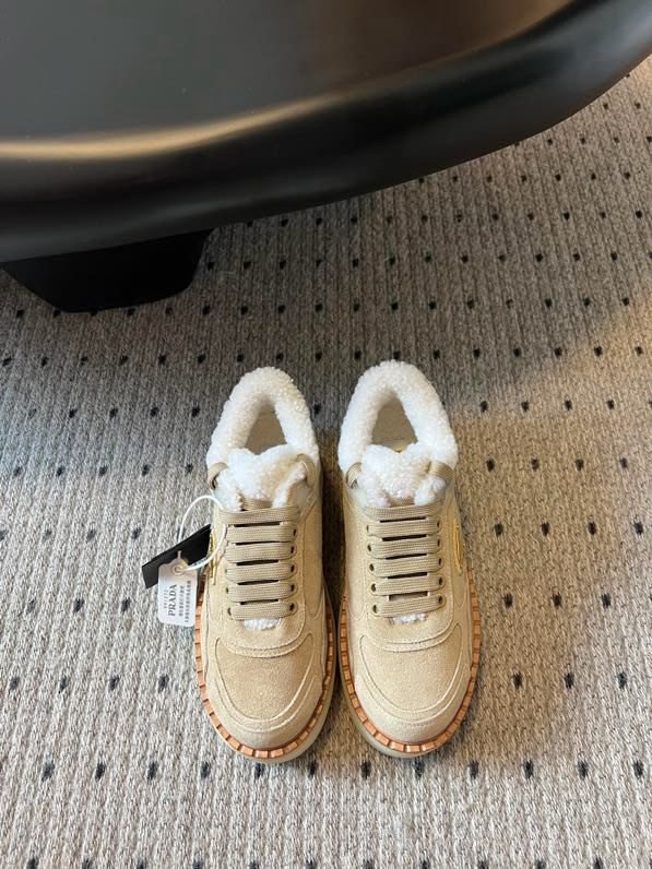 Кросівки жіночі