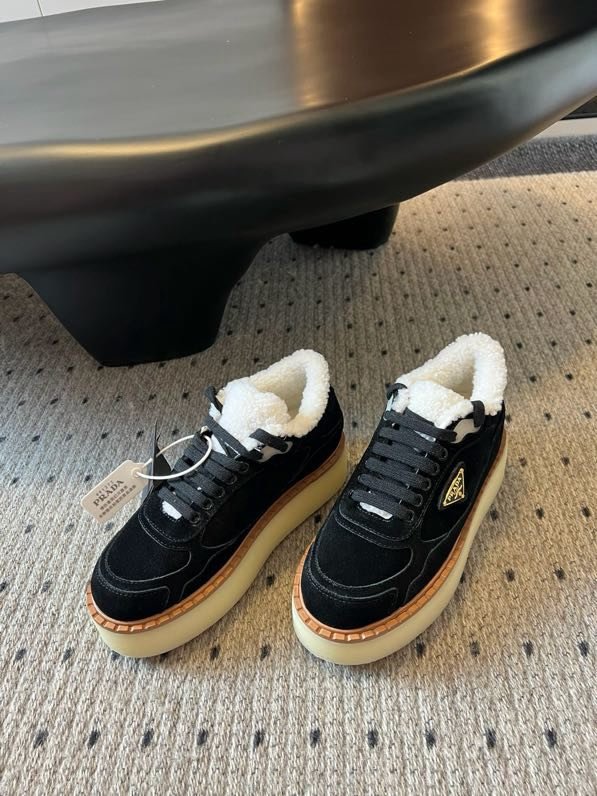 Кросівки жіночі