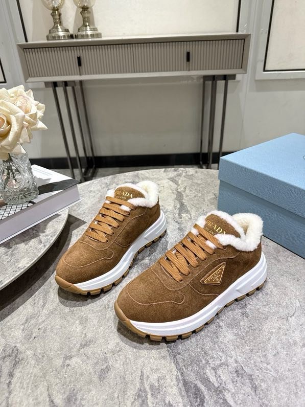 Кросівки жіночі