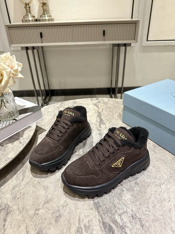 Кросівки жіночі