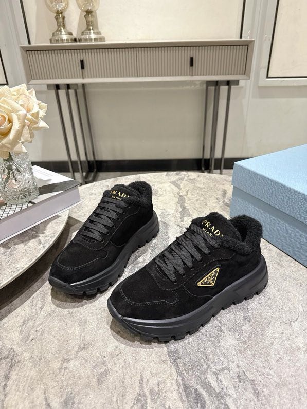 Кросівки жіночі