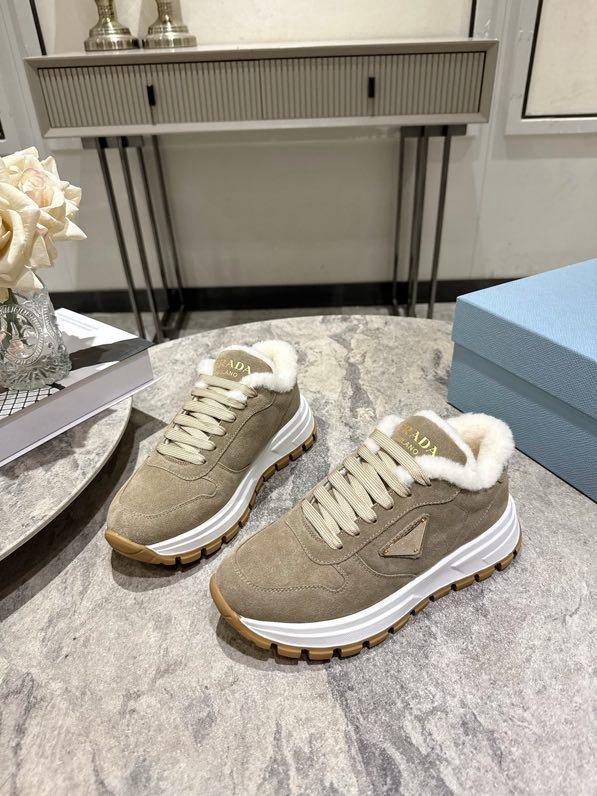 Кросівки жіночі