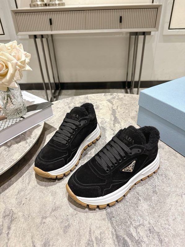 Кросівки жіночі