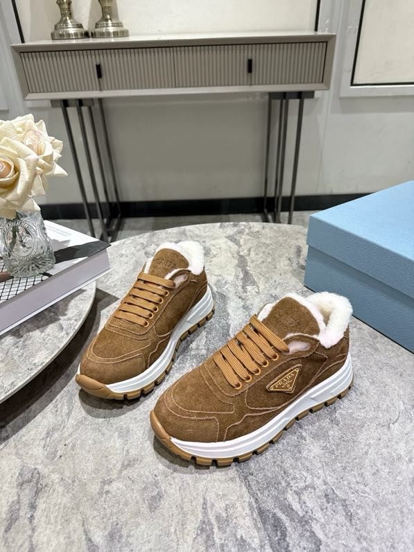 Кросівки жіночі