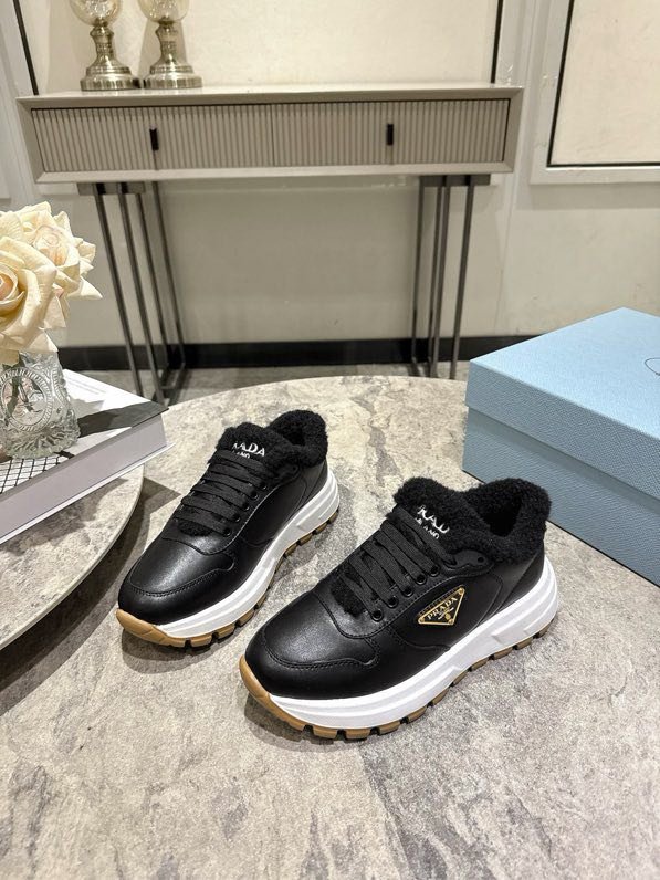 Кросівки жіночі