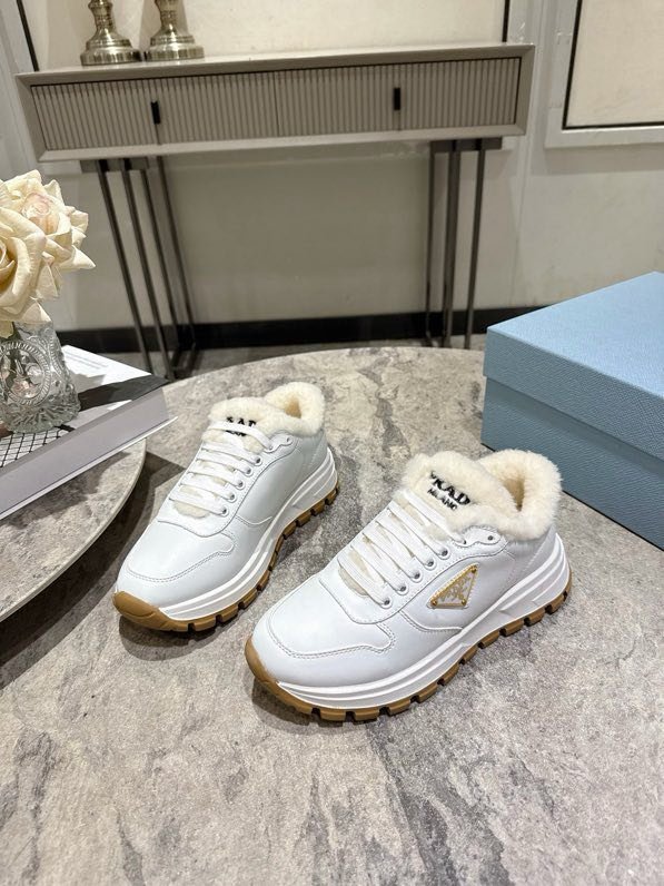 Кросівки жіночі