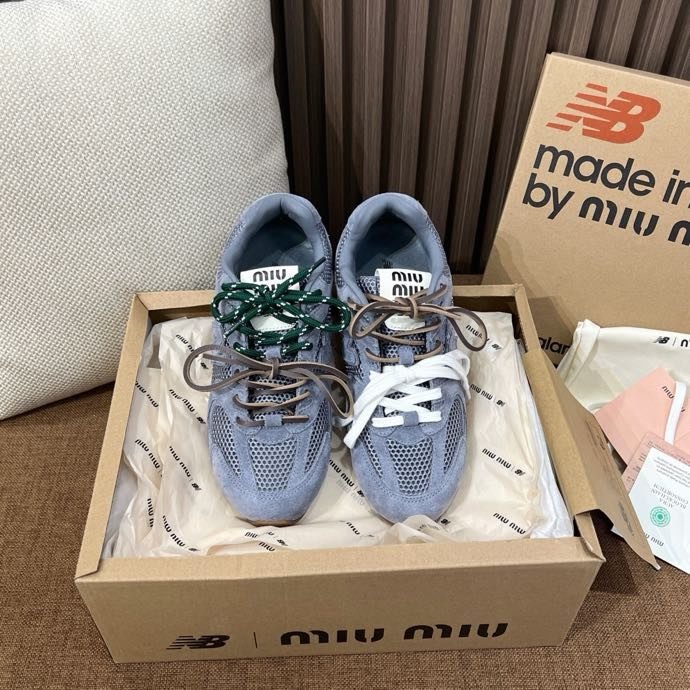 Кросівки жіночі