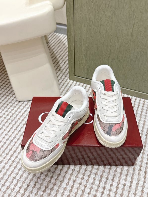 Кроссовки женские