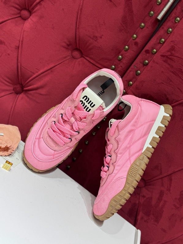 Кроссовки женские