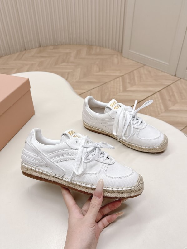 Кроссовки женские