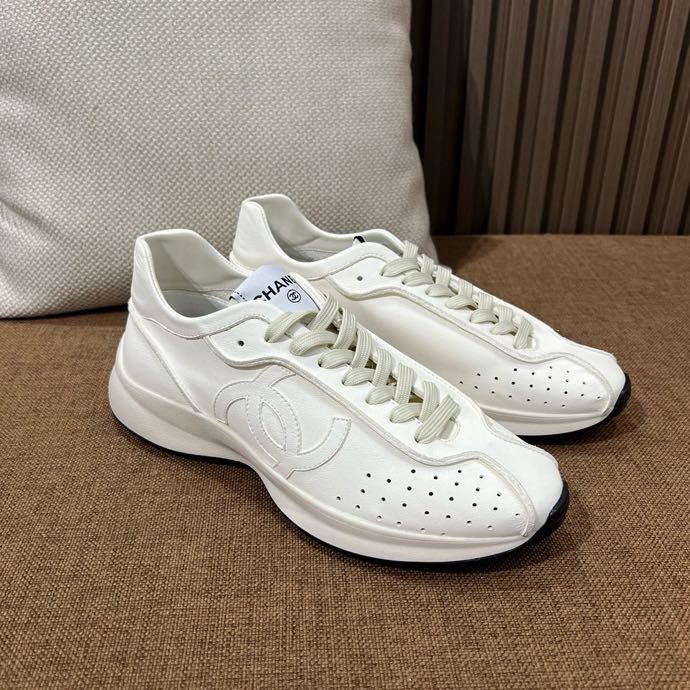 Кроссовки женские