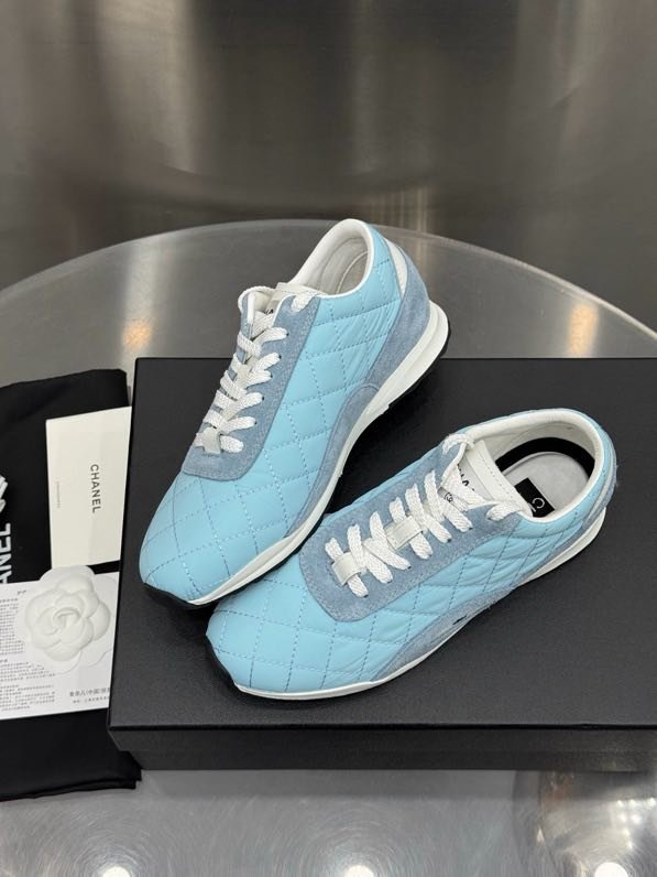 Кроссовки женские