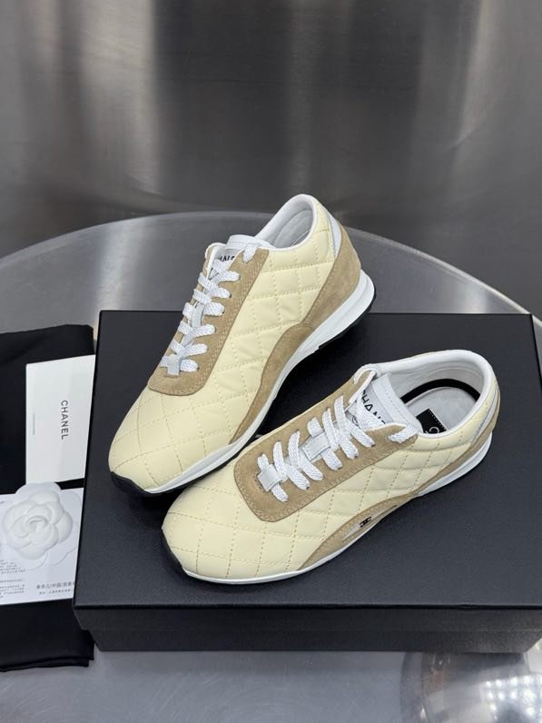 Кроссовки женские