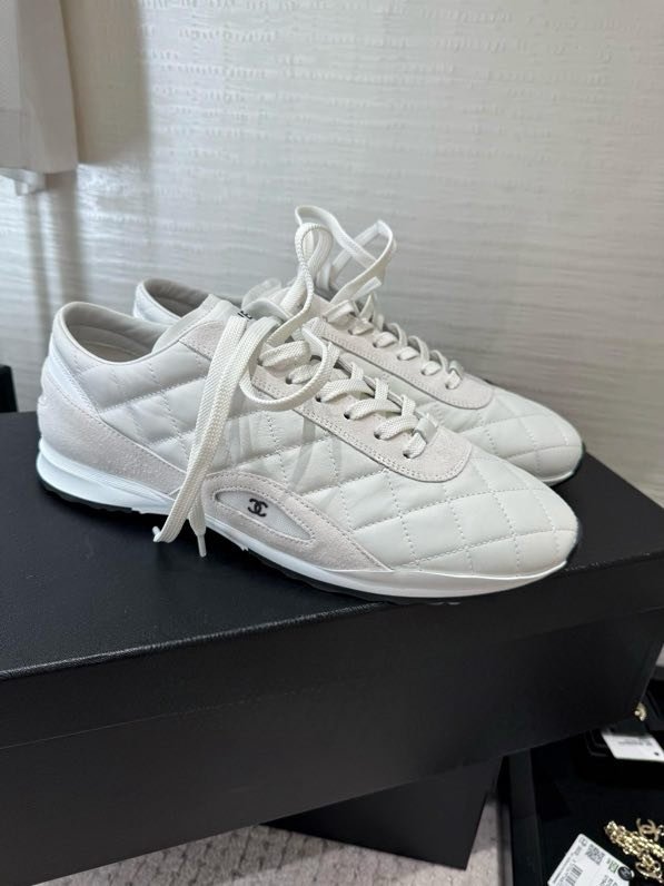 Кроссовки женские