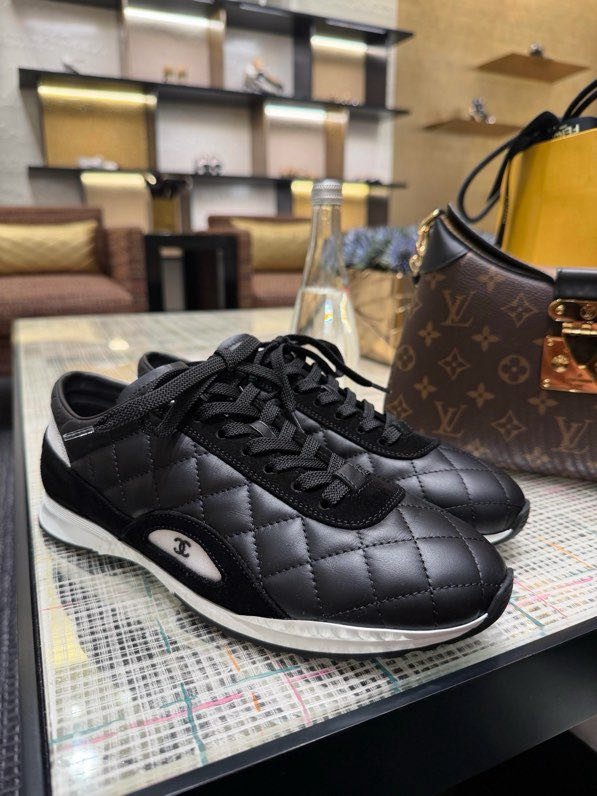 Кроссовки женские