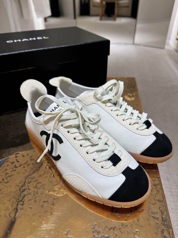 Кроссовки женские