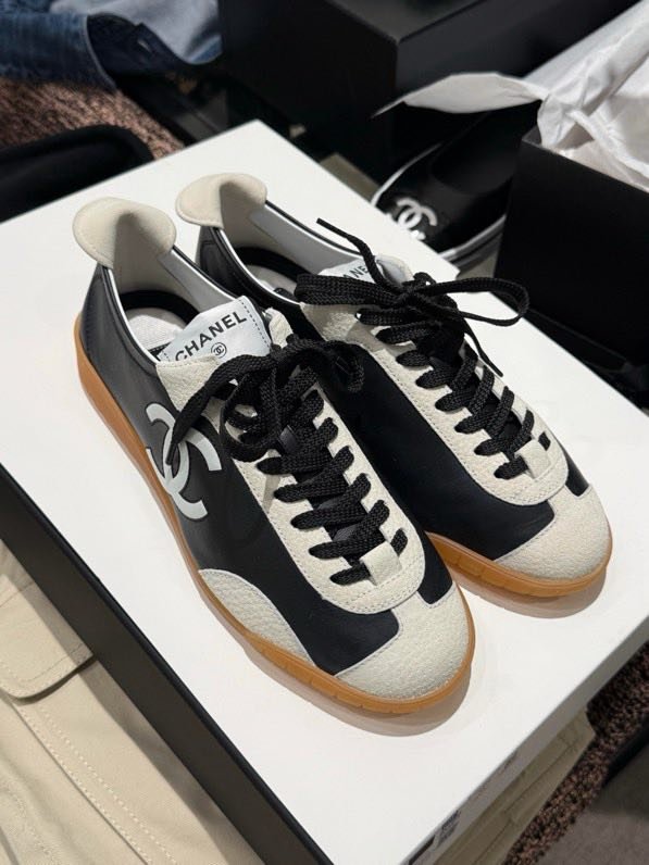 Кроссовки женские