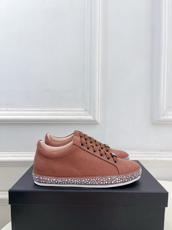 Кроссовки женские