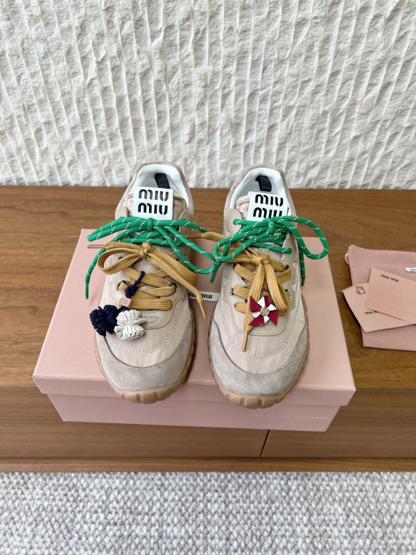 Кроссовки женские